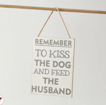 Vergeet niet de hond te kussen en de echtgenoot te voeden &ndash; Humoristisch Wandbord