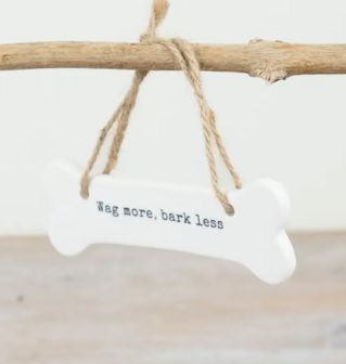 Botvormig Hondenbord &ndash; &ldquo;Meer Kwispelen, Minder Blaffen&rdquo; (11,4 cm)