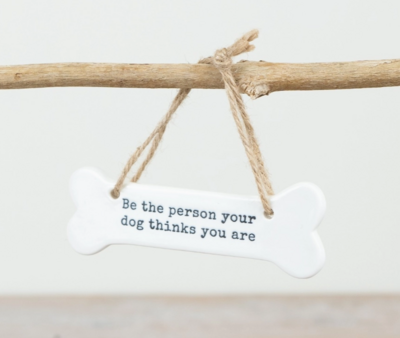 Accessoire - ''Be the person your dog thinks you are” keramisch hangbord